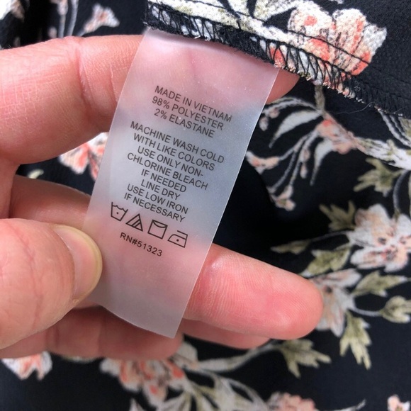 🎉HP🎉VINCE CAMUTO Floral Blouse - Picture 5 of 6